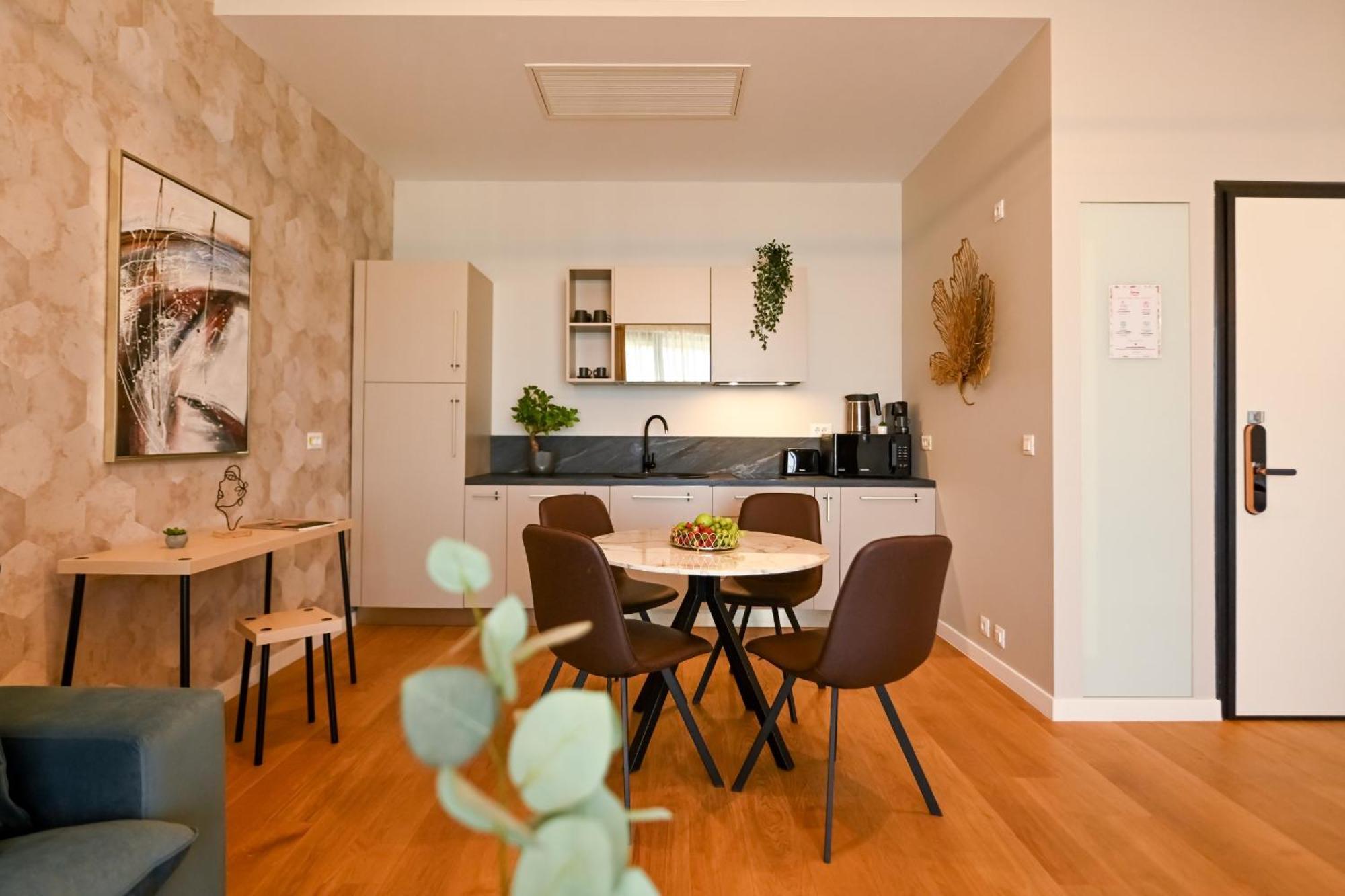 One Verdi Park Exclusive Apartments - Panoramic View & Private Parking Бухарест Номер фото