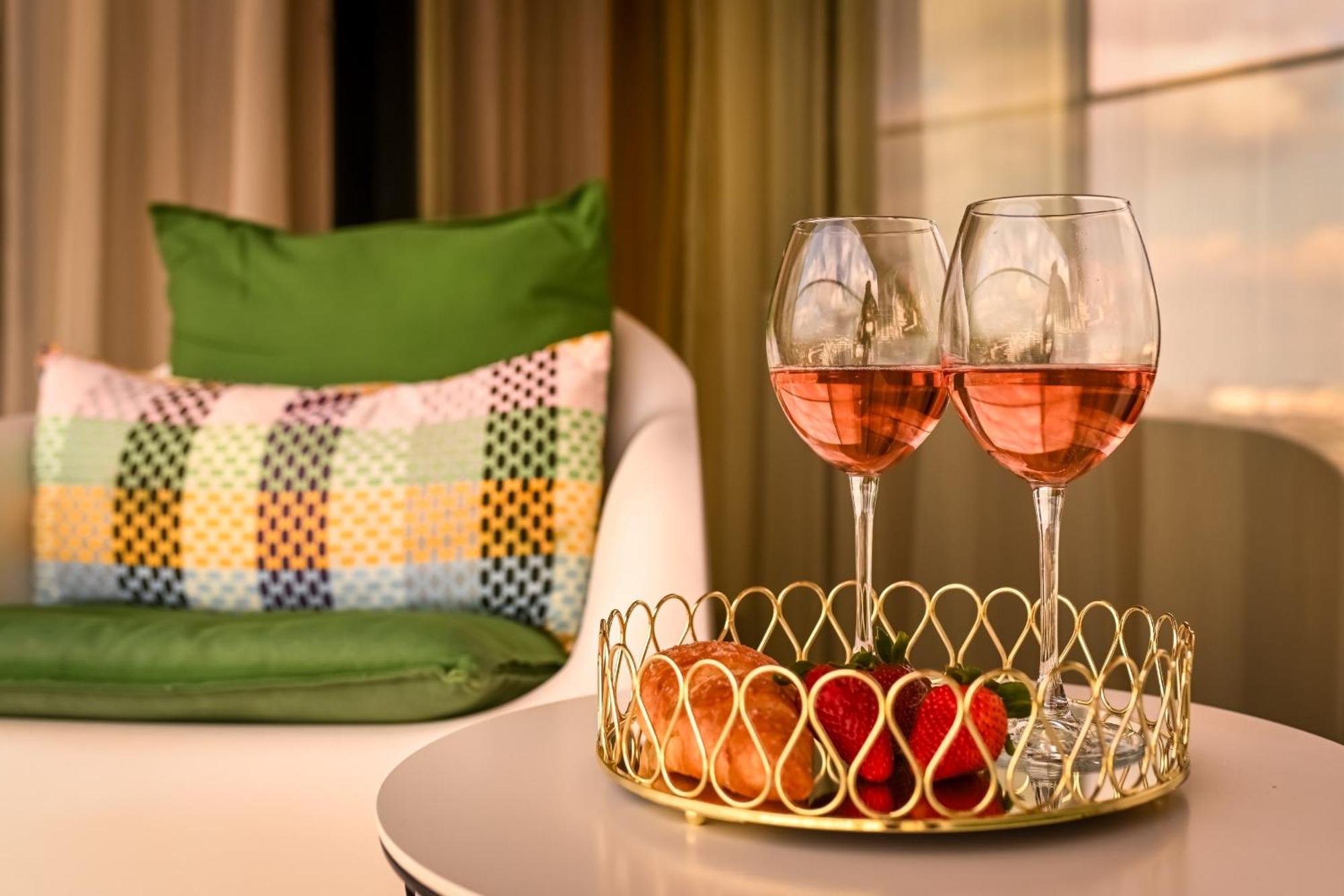 One Verdi Park Exclusive Apartments - Panoramic View & Private Parking Бухарест Номер фото